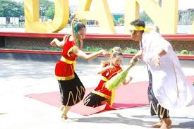 Gerakan tarian ini seirama dengan iringan musik (magondangi) yang dimainkan menggunakan. 10 Tarian Adat Riau Khas Suku Melayu Yang Wajib Diketahui