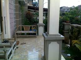 Kamu dapat memilih warna yang senada dengan cat dinding teras depan rumah agar terlihat selaras dengan warna keramik. 19 Ide Keramik Teras Rumah Kampung