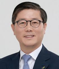 변창흠(卞彰欽, 1964년 8월 14일 ~ )은 대한민국의 제5대 국토교통부 장관이다. ë³€ì°½í  êµ­í† ë¶€ ìž¥ê´€ ë‚´ì •ìž ê³µê³µì£¼ë„ ì£¼íƒê³µê¸‰ í™•ëŒ€ ì „ë§