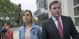 Mack was born in germany but moved with her family to long beach, california, when she was 2. Bringt Kult Sex Allison Mack In Den Knast