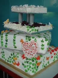 Gestalten sie ihre persönliche aufmerksamkeit zur geburt ganz einfach selbst und basteln sie eine einzigartige windeltorte. Grosse Hochzeitstorte Mit Efeu Und Schmetterlinge Motivtorten Fotos Forum Chefkoch De