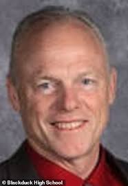 Minnesota teen allowed to pose with a gun across her shoulders in her  senior yearbook photo