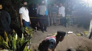 Maybe you would like to learn more about one of these? Kain Kafan Jenazah Yang Baru Dikubur Sehari Dicuri Pelaku Menggali Makam Dengan Piring Seng Tribunnews Com Mobile