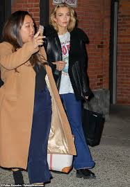 Before he takes to the stage to hand out some silverware, olly will open the. Jodie Comer Oozes 70s Style As She Leaves New York Photoshoot Daily Mail Online