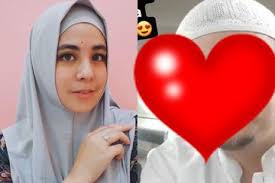 Stuart collin dan risty tagor bekas pasangan lainnya adalah stuart collin dan rizky tagor yang tak kalah menghebohkan. Selama Ini Ditutupi Kini Terungkap Wajah Suami Risty Tagor Yang Sedang Salat Jumat Bareng Anaknya Semua Halaman Nova