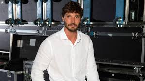 Stefano de martino è stato pizzicato in dolce compagnia dai paparazzi, il ballerino si è finalmente nel corso di questi mesi sono stati numerosi i flirt che gli hanno attribuito, ma lui ha sempre smentito. Stefano De Martino Beccato Con Una Ragazza E Lei La Nuova Fidanzata Foto Lanostratv