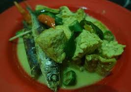 Sebelum dituang ke dalam cobek, kuah pindang terlebih dahulu dimasak. Proses Memasak Kotok Ikan Pindang Tahu Tempe Simpel