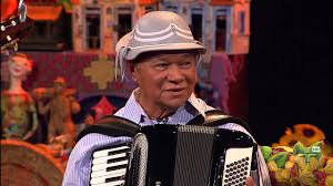 Dominguinhos has already established success like a musician, both single so being a composer, dominguinhos provides produced strikes recorded by serves like maria bethânia, gilberto gil, chico. Sabia Por Dominguinhos Sr Brasil 28 07 2013 Especial Dominguinhos Youtube