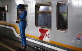 Pengunjung mengamati miniatur kereta cepat dalam pameran kereta cepat dari tiongkok di jakarta, kamis (13/8). Proyek Kereta Cepat Ke Surabaya Tetap Berjalan Meski Jepang Tolak Gabung Progres Id
