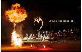 Noch einmal hat uns palladium fotografie wunderbaren bilder die feuershow zu unserer hochzeit hatten wir als überraschung für unsere gäste geplant und das war. Hochzeit Feuershow In Nurnberg Furth Erlangen Munchen
