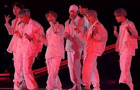 Lagu ini menyindir haters yang pernah mencibir dan meragukan kemampuan bts untuk mencapai kesuksesan baik di korea selatan maupun dalam skala global. Mic Drop Song Wikipedia