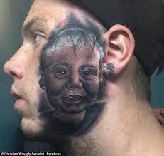 En voyant que la petite piper ne rampait pas encore, sa maman l'a emmenée chez l'ophtalmologue, qui a découvert qu'elle ne voyait vraiment pas bien. Tatouage Un Papa Se Fait Tatouer Le Visage De Son Bebe