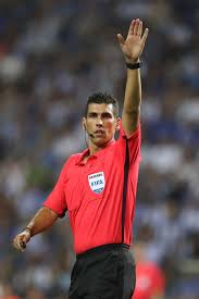 Quindi, stendiamo un velo pietoso sulle velleità dell'arbitro italiano e sui viaggi della speranza, alquanto peripatetici, del. Fabio Verissimo E O Arbitro Do Benfica Fc Porto