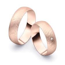 Bei einer mattierung kommen die einzelnen facetten der bearbeitung noch besser zur geltung, weil die kanten nicht vom licht verschluckt werden. Fantastische Eheringe Aus Rosegold Eismatt Jetzt Entdecken