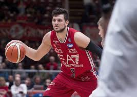 Στο αισθητικό σύμπαν του giorgio armani, οι παίκτες της olimpia milano επιλέγουν skinny jeans αλλά και πιο χαλαρά, μαλακά φούτερ και hoodies, t shirts με logos ή αφαιρετικά μοτίβα σε λευκό, μαύρο, γκρι. Olimpia Milano To Loan Gentile Abroad Eurohoops
