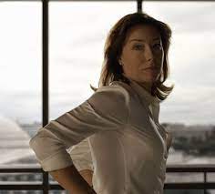 Ama kadın başkan olmak düşünüldüğü kadar kolay bir iş değildi ve başına gelebilecek olaylardan habersiz olan claire 'in önünde zorlu bir yol vardı. House Of Cards 2013