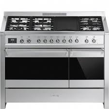 El horno de esta cocina de gas de 3 fuegos se encuentra en la parte inferior, funciona por convección natural a través de un quemador interior tubular esmaltado y tiene capacidad para 3 bandejas gn1/1. Cocina Gas Y Electrica Smeg A381 120cm Inox 6f Devoraprecios