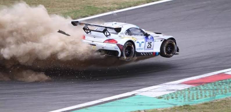 Le saut spectaculaire d'une BMW Z4 GT3 sur le Nürburgring, généré par IA