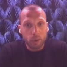 'die begrijpt er niet zoveel van denk ik'. Powwui33oowcjm