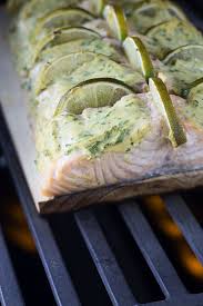 Lachs unter kaltem wasser abspülen, trocken tupfen und die marinade auf den stücken verteilen. Lachs Mit Koriander Limetten Glasur Foodundglut De