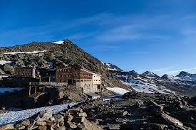 Die similaunhütte ist eine alpine schutzhütte am niederjoch im schnalskamm der ötztaler alpen, der die grenze zwischen dem österreichischen nordtirol und dem italienischen südtirol darstellt. Similaun Hochtour Von Vent Otztaler Alpen Tourentipp Com