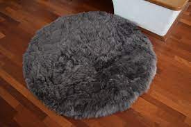 Das dichte flor macht sie besonders strapazierfähig und sie sind die schönste möglichkeit für mehr wohngefühl. Naturasan Lammfell Teppich Hochflor Rund 120 Cm Farbe Grau Naturasan Fellshop