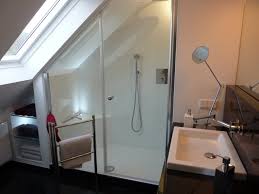 Der einbau einer badewanne unter einem schrägen dach ist nur dann möglich, wenn die dachschräge die nötige stehhöhe ermöglicht. Duschen Unter Der Schrage Badgestalten