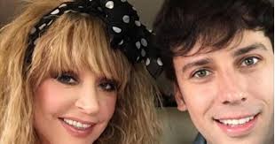 На снимке артистка позирует на фоне. Galkin Pohvastalsya Strojnoj Pugachevoj V Kupalnike Glamur Tch Ua