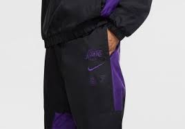 Idéal pour l'entraînement, les échauffements ou les tenues décontractées, et se vantant d'un vrai style nba qui ne peut être égalé, il est le choix id. Nike Nba Los Angeles Lakers Courtside Tracksuit Black Fur 117 50 Basketzone Net