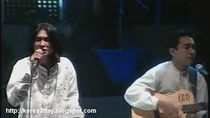 Izinkanlah ku titiskan / airmata keresahanku / di cengkam kerinduan yang tak bertepi / biarlah serpihan rembulan / berguguran ke ribaanku / agar terang kelam malam / yang kita. Slam Konsert Unplugged Kembali Merindu Youtube