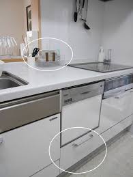 片づけ収納ドットコム編集メンバーに聞く 砂糖 塩 小麦粉 液体調味料の収納方法 片づけ収納ドットコム 収納 ほうき収納 キッチン用収納ラベル