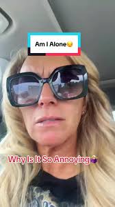 La mujer a la derecha: ¿cuál es su propósito?