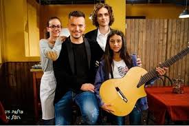 Ecco di chi stiamo parlando. Andrea Sannino In Un Posto Al Sole Il Cantante Tra I Nuovi Personaggi