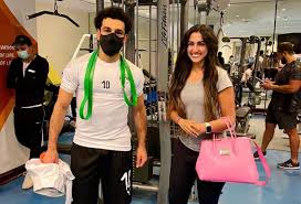 يلعب منتخب مصر الأولمبي مباراته الاولى بمواجهة اسبانيا يوم الخميس 22 يوليو في الساعة 9 ونصف صباحا. Ù…Ø­Ù…Ø¯ ØµÙ„Ø§Ø­ ÙŠØ«ÙŠØ± Ø§Ù„Ø¬Ø¯Ù„ Ø¨ØµÙˆØ±Ø© Ù…Ø¹ Ù…Ø·Ø±Ø¨Ø© ÙÙŠ Ù…Ø¹Ø³ÙƒØ± Ù…Ù†ØªØ®Ø¨ Ù…ØµØ± Ø±ÙŠØ§Ø¶Ø© Ø¹Ø±Ø¨ÙŠØ© ÙˆØ¯ÙˆÙ„ÙŠØ© Ø§Ù„Ø¥Ù…Ø§Ø±Ø§Øª Ø§Ù„ÙŠÙˆÙ…