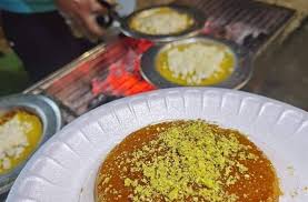 تضرر عمله بسبب أزمة كورونا صور الشاب إيهاب الريماوي من بلدة بيت ريما شمال رام الله يسعى مساءا لكسب رزقه من خلال عمل الكنافة على الفحم أما Food Breakfast