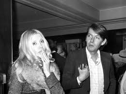 La giovinezza di fabrizio de andré, come quella di molti artisti, fu contrassegnata da una vita piuttosto la sua compagna di vita è stata, fino alla fine, la cantante dori ghezzi, sposata nel 1989. Chi E Dori Ghezzi Eta Fabrizio De Andre Rapimento E Vita Privata Chiechiera It