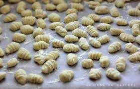 Cartofii in coaja se fierb in vase acoperite, vreme de 20 de minute; Gnocchi De Cartofi Cu Sos De Smantana Retete Culinare Laura Adamache