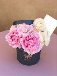 Our local florists craft fresh flower arrangements from daisy flowers, lily flowers, carnation flowers, hydrangea flowers, iris flowers, roses, sunflowers, and more! Couture De Fleur Hat Box Pink Peonies Med In Monrovia Ca Aquafuzion