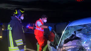 A provocarlo un capriolo che è sbucato all'improvviso sulla carreggiata dell'autostrada. 2wu9jizcir9jem