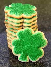 Use white icing to make the stars on the top of the green hat while green is still wet. St Patrick S Day Sugar Cookies Blog Homeandawaywithlisa St Patrick S Day Cookies Sugar Cookies Cookies