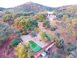Enclavado en el entorno del parque natural sierra norte de sevilla, perfecto para pasear y sentirse en plena armonía con la naturaleza, rodeado por encinas, alcornoques, olivos y a pocos metros de un arroyo. Casa Rural Casa Rural En El Parque Natural Sierra Norte De Sevilla Con Piscina Casas Rurales Cazalla De La Sierra