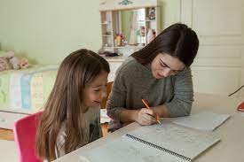 Üniversitelerde çocuk gelişimi bölümü 2 yıllık önlisans ve 4 yıllık lisans programı olarak eğitim verilmektedir. Cocuk Gelisimi Uzmani Nedir Ne Is Yapar Meslekburda Com