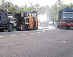 Parapuan adalah ruang aktualisasi diri perempuan untuk mencapai. Truk Terguling Di Tanjakan Jalan Nasional Dipenuhi Tepung Bali Tribune
