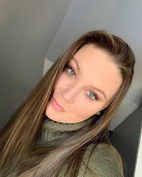 Hanna Shoemaker's Instagram, Twitter & Facebook