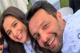 يذكر أن أخر أعمال الفنانة ياسمين عبدالعزيز مسلسل اللى ملوش كبير بطولة أحمد العوضى، وخالد الصاوى، وأحمد سعيد عبد الغنى، ودنيا عبد العزيز، ومحمود حافظ، وإيمان السيد، وبدرية طلبة وعايدة رياض. ÙˆØ§Ø¦Ù„ Ø¹Ø¨Ø¯ Ø§Ù„Ø¹Ø²ÙŠØ² ÙŠÙƒØ´Ù ØªØ·ÙˆØ±Ø§Øª Ø­Ø§Ù„Ø© Ø´Ù‚ÙŠÙ‚ØªÙ‡ ÙŠØ§Ø³Ù…ÙŠÙ† Ø§Ù„ØµØ­ÙŠØ© Ø£Ø­Ø³Ù† ÙƒØªÙŠØ± Ø¨ÙˆØ§Ø¨Ø© Ø£Ø®Ø¨Ø§Ø± Ø§Ù„ÙŠÙˆÙ… Ø§Ù„Ø¥Ù„ÙƒØªØ±ÙˆÙ†ÙŠØ©