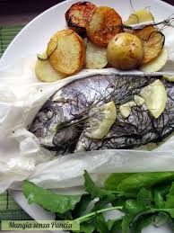 Facile, veloce e d'effetto, è un piatto delizioso come tutti quelli a base di pesce… ideale per una cena o un pranzo importanti, dove il gusto si sposa con la leggerezza. Orata Al Cartoccio In Padella Con Patate