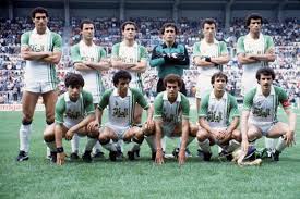 تمركز دفاعي من لاعبي منتخب الجزائر. Ø§Ù„Ù…Ù†ØªØ®Ø¨ Ø§Ù„ÙˆØ·Ù†ÙŠ Ù‡Ø¤Ù„Ø§Ø¡ Ø£ÙØ¶Ù„ 10 Ù„Ø§Ø¹Ø¨ÙŠÙ† ÙÙŠ ØªØ§Ø±ÙŠØ® Ø§Ù„Ù…Ù†ØªØ®Ø¨ Ø§Ù„ÙˆØ·Ù†ÙŠ Ø­Ø³Ø¨ Ù…ÙˆÙ‚Ø¹ Ø¥Ù†Ø¬Ù„ÙŠØ²ÙŠ