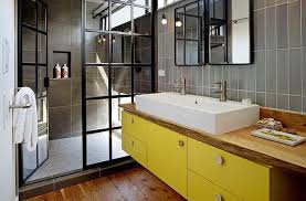 Pour véhiculer un esprit authentique et chaleureux dans votre salle de bains et faire de votre coin vasque son atout charme, voici 10 meubles anciens ou de métiers détournés, restaurés et même parfois patinés. Salle De Bain Industrielle Le Choix Du Mobilier La Maison Saint Gobain