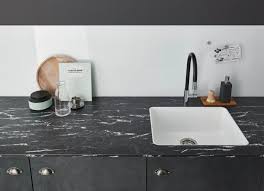 Arbeitsplatten Material Vergleich Unterschiede Vor Und Nachteile Von Laminat Mdf Holz Stein Keramik Glas Edelstahl Arbeitsplatte Laminat Kuche Naturstein