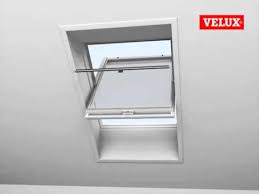 Velux gardiner tilbyder effektiv solafskærmning og varmeisolering, der passer til ethvert behov. Velux Einbauvideo Hitzeschutz Markise Mit Haltekrallen Youtube
